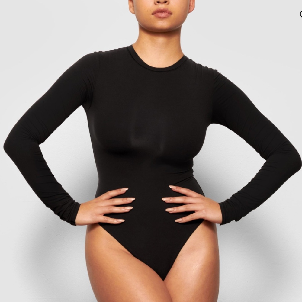 SKIMS FITS EVERYBODY LONG SLEEVE CREW NECK BODYSUIT